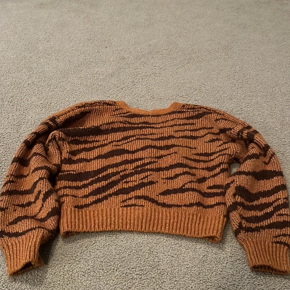 old navy tiger print sweater, size girls large - Picture 3 of 3